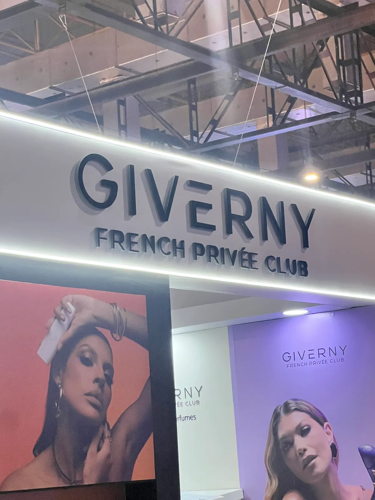 Stand da Giverny com testeira curva iluminada e nichos expositores — foto 1