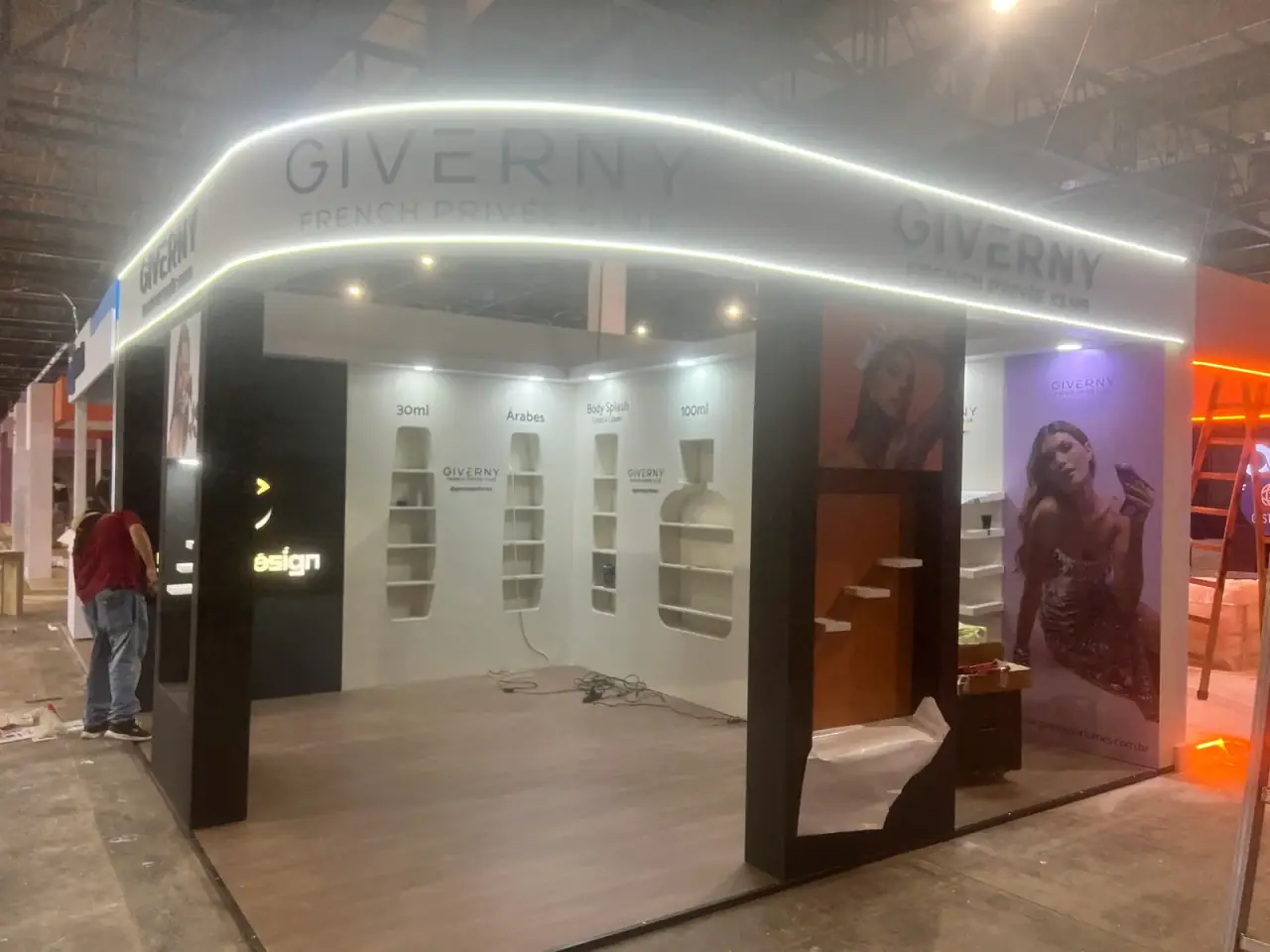 Stand da Giverny com testeira curva iluminada e nichos expositores — foto 2
