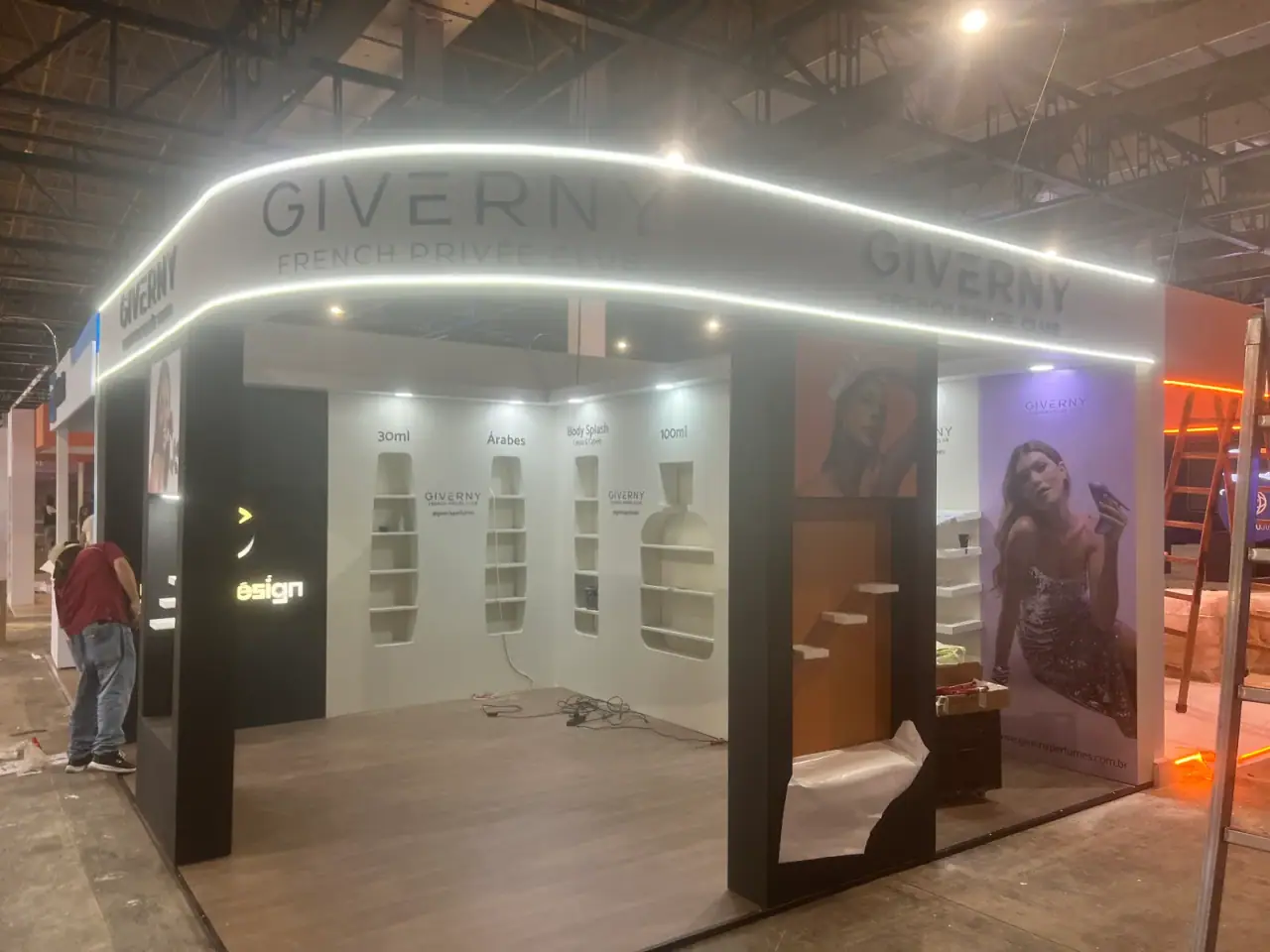 Stand da Giverny com testeira curva iluminada e nichos expositores — foto 3