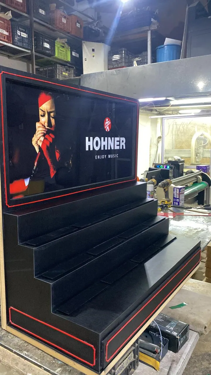 Expositor escalonado da Hohner com painel iluminado