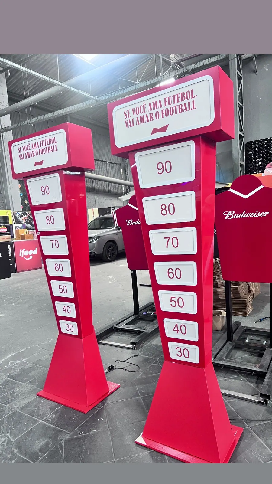 Peças cenográficas da ação iFood e Budweiser com tema futebol — foto 1