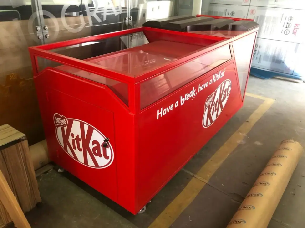 Ilha promocional do KitKat com vitrine e tampo em formato de barra — foto 1