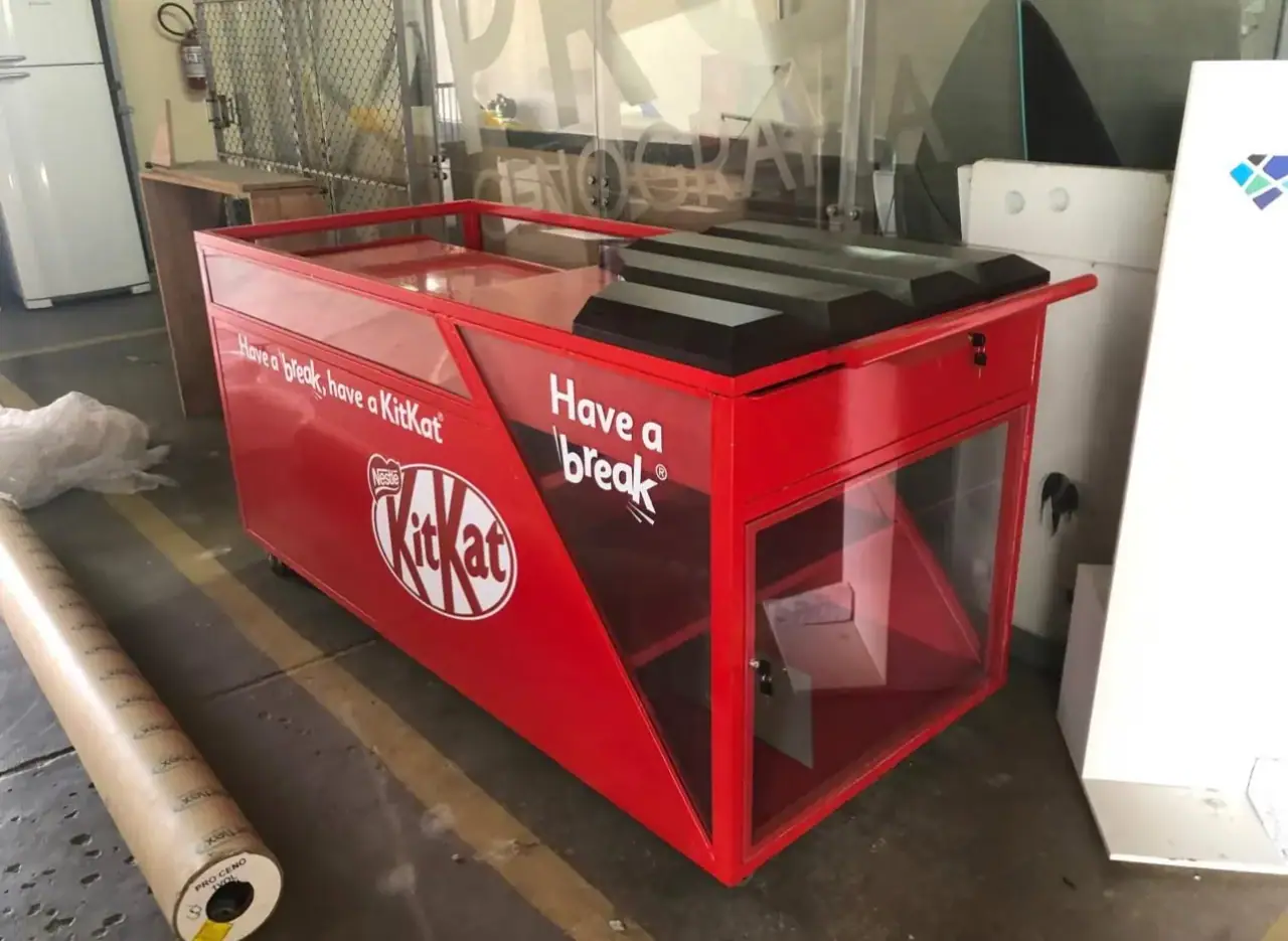 Ilha promocional do KitKat com vitrine e tampo em formato de barra — foto 2