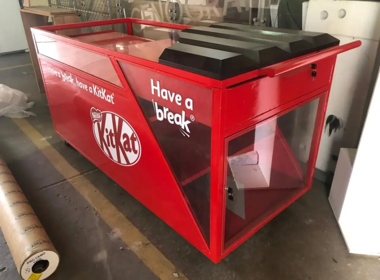 Ilha promocional do KitKat com vitrine e tampo em formato de barra — foto 3