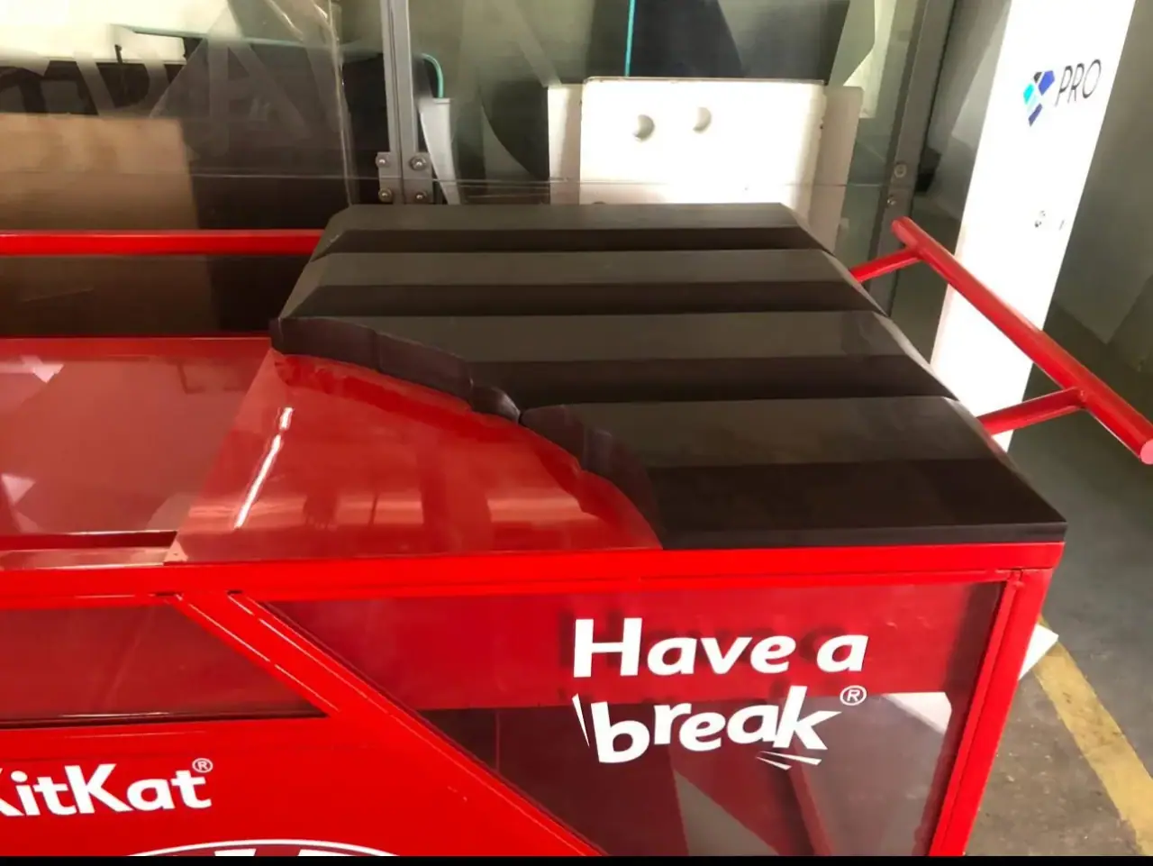 Ilha promocional do KitKat com vitrine e tampo em formato de barra — foto 4
