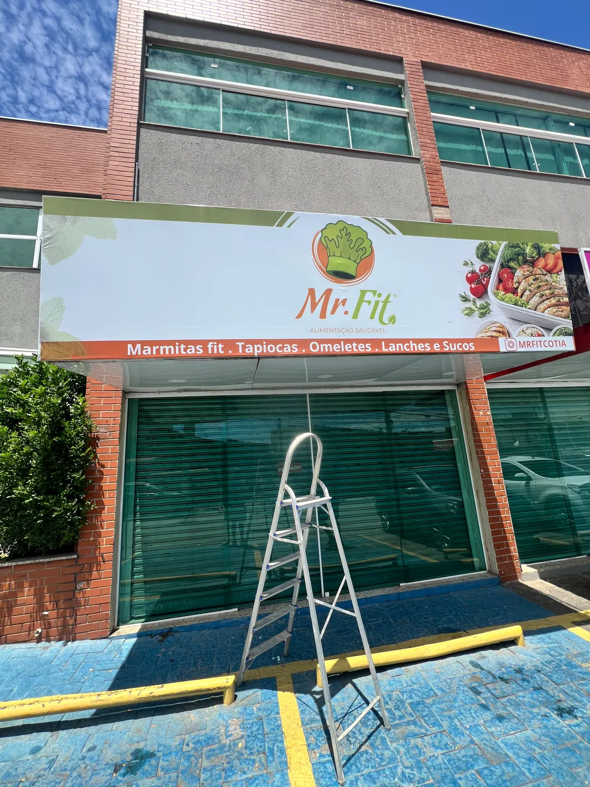 Fachada da loja Mr. Fit com painel de comunicação — foto 1