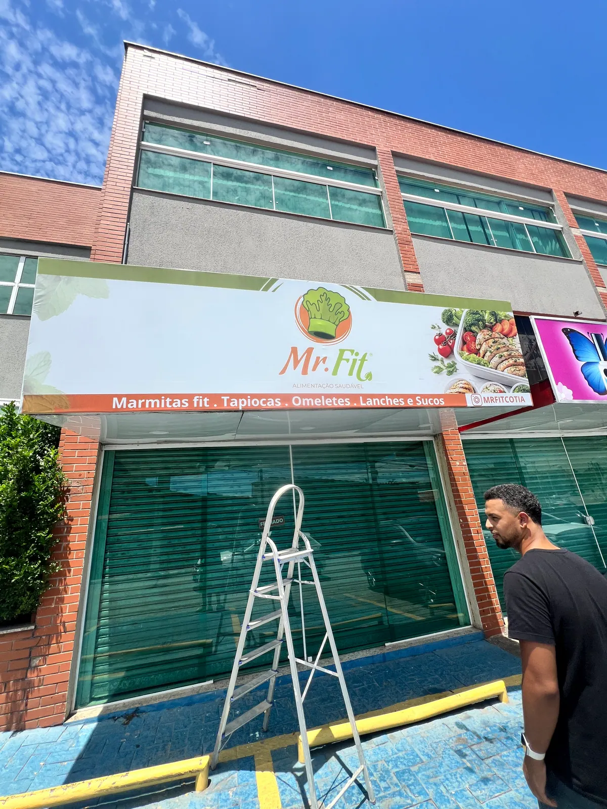 Fachada da loja Mr. Fit com painel de comunicação — foto 2