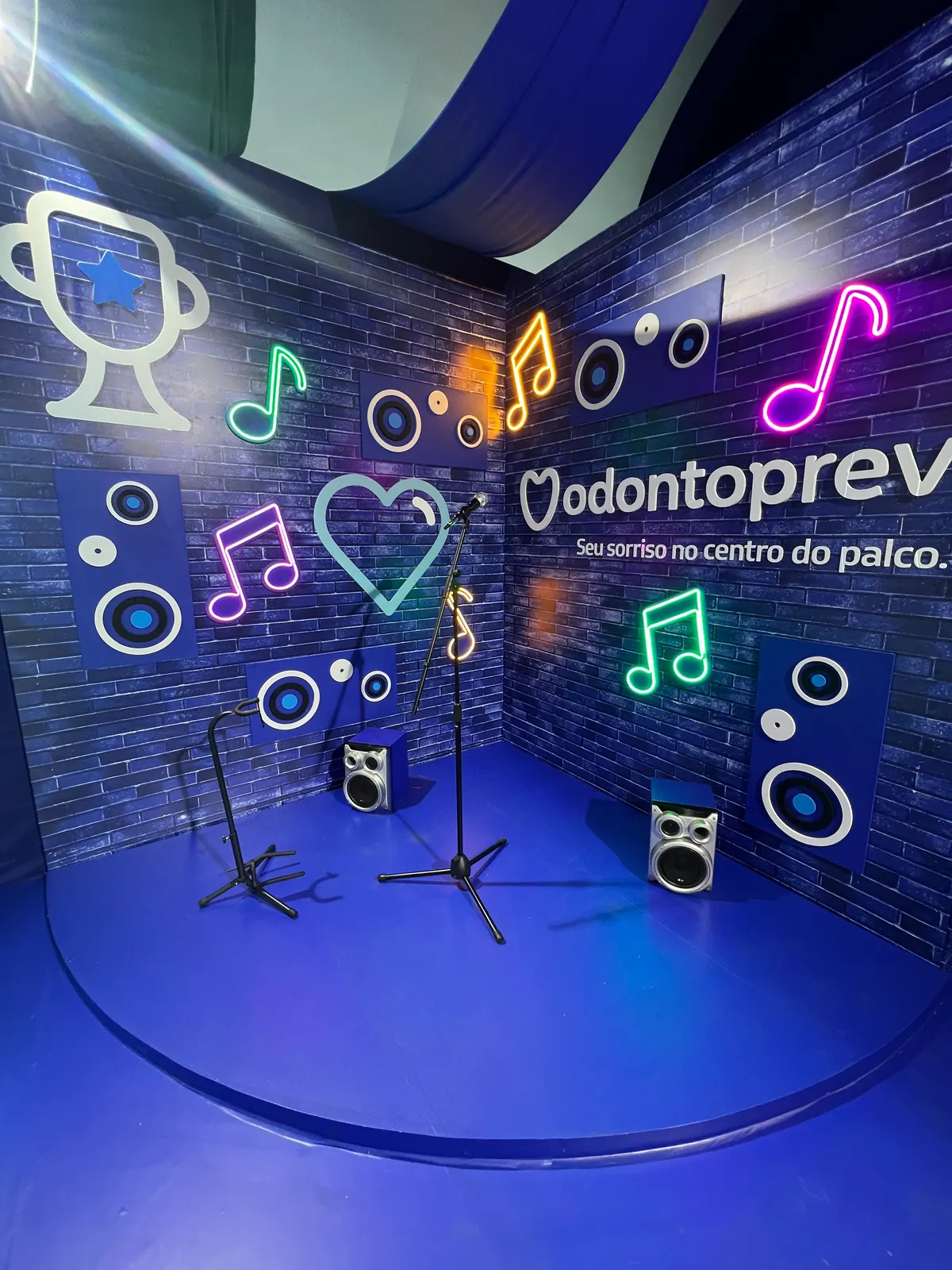 Espaço da Odontoprev em festival com entrada em coração iluminado e cenário de neon — foto 3