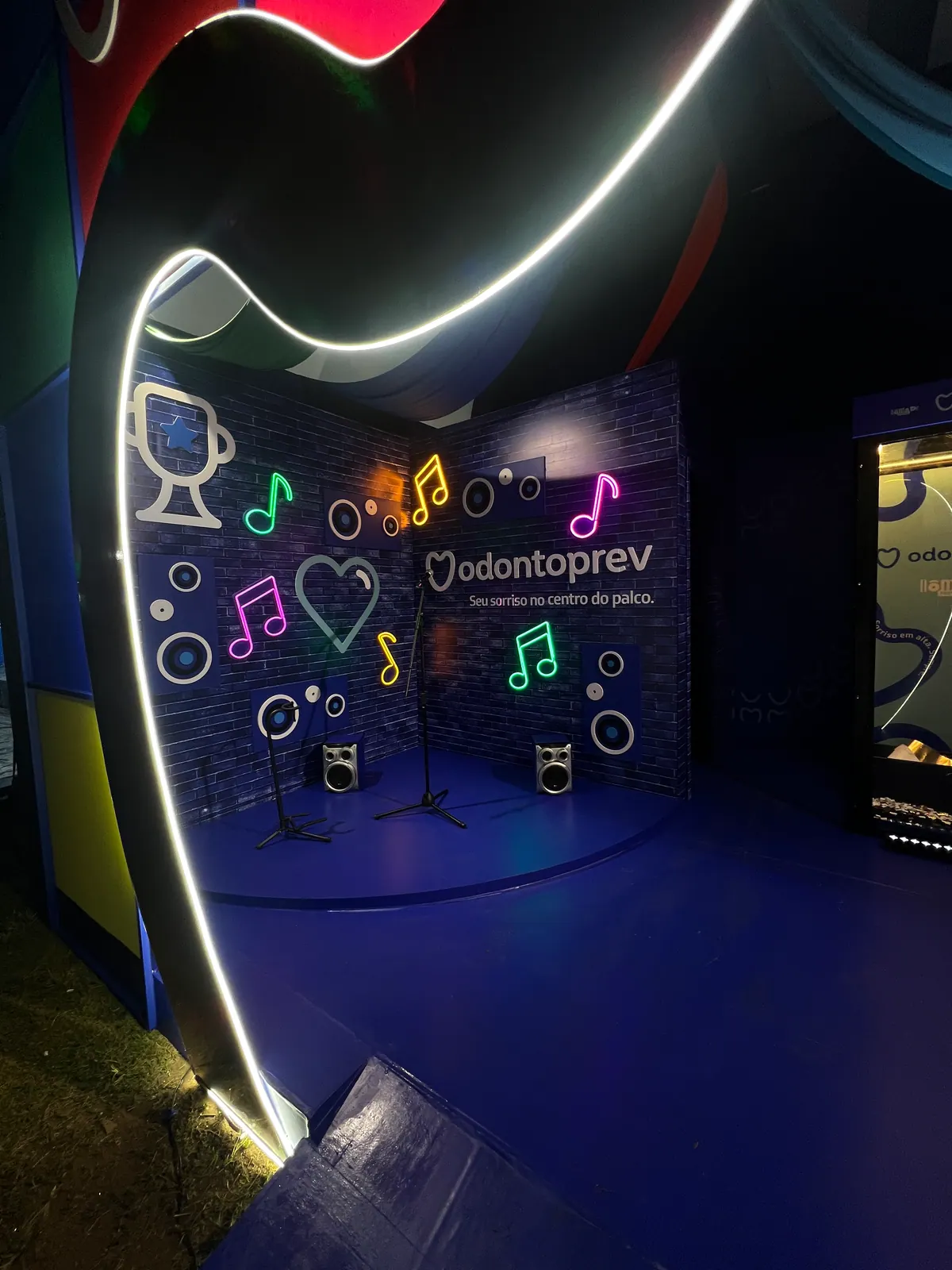 Espaço da Odontoprev em festival com entrada em coração iluminado e cenário de neon — foto 4