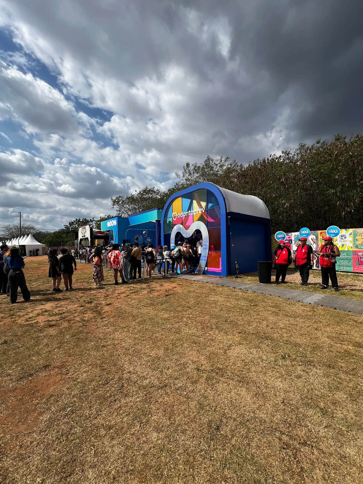 Espaço da Odontoprev em festival com entrada em coração iluminado e cenário de neon — foto 5
