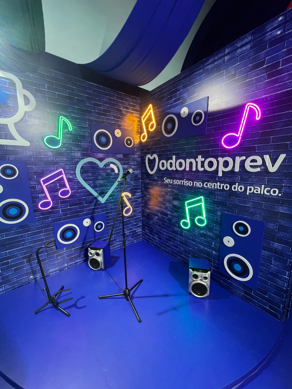 Espaço da Odontoprev em festival com entrada em coração iluminado e cenário de neon — foto 6