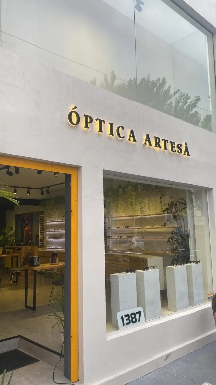 Fachada da Óptica Artesà com letras metálicas — foto 1