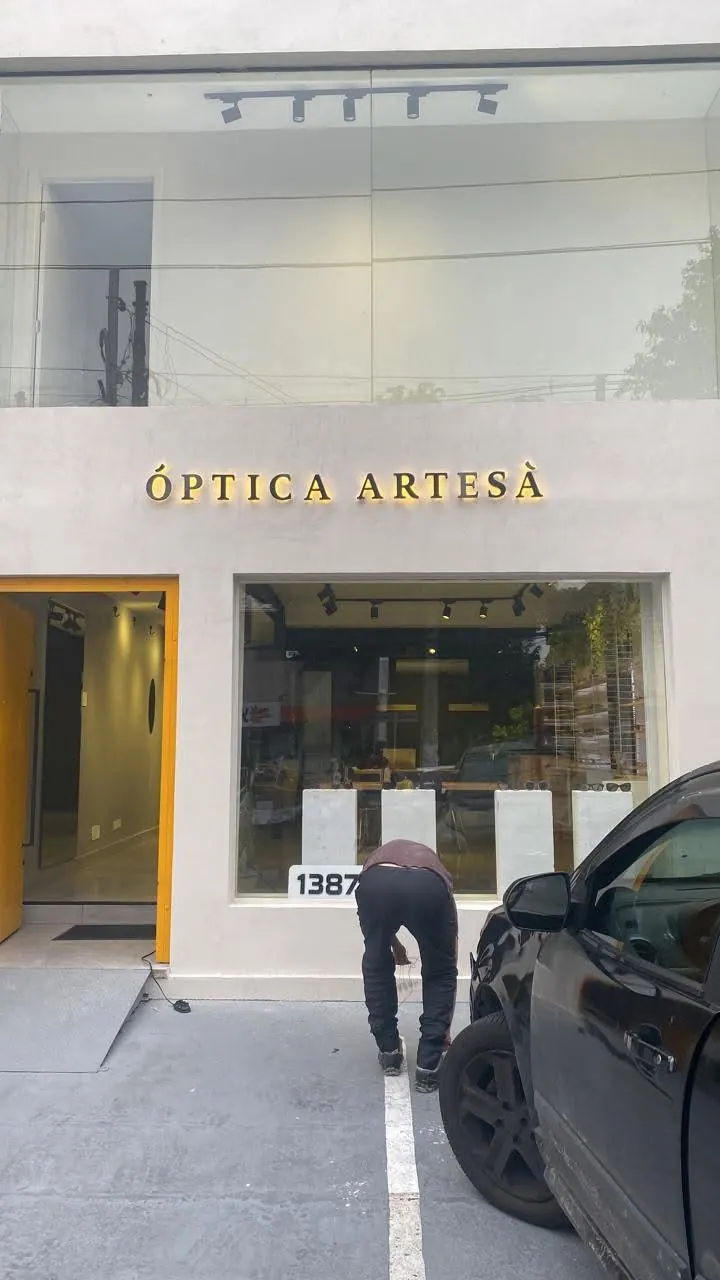 Fachada da Óptica Artesà com letras metálicas — foto 2