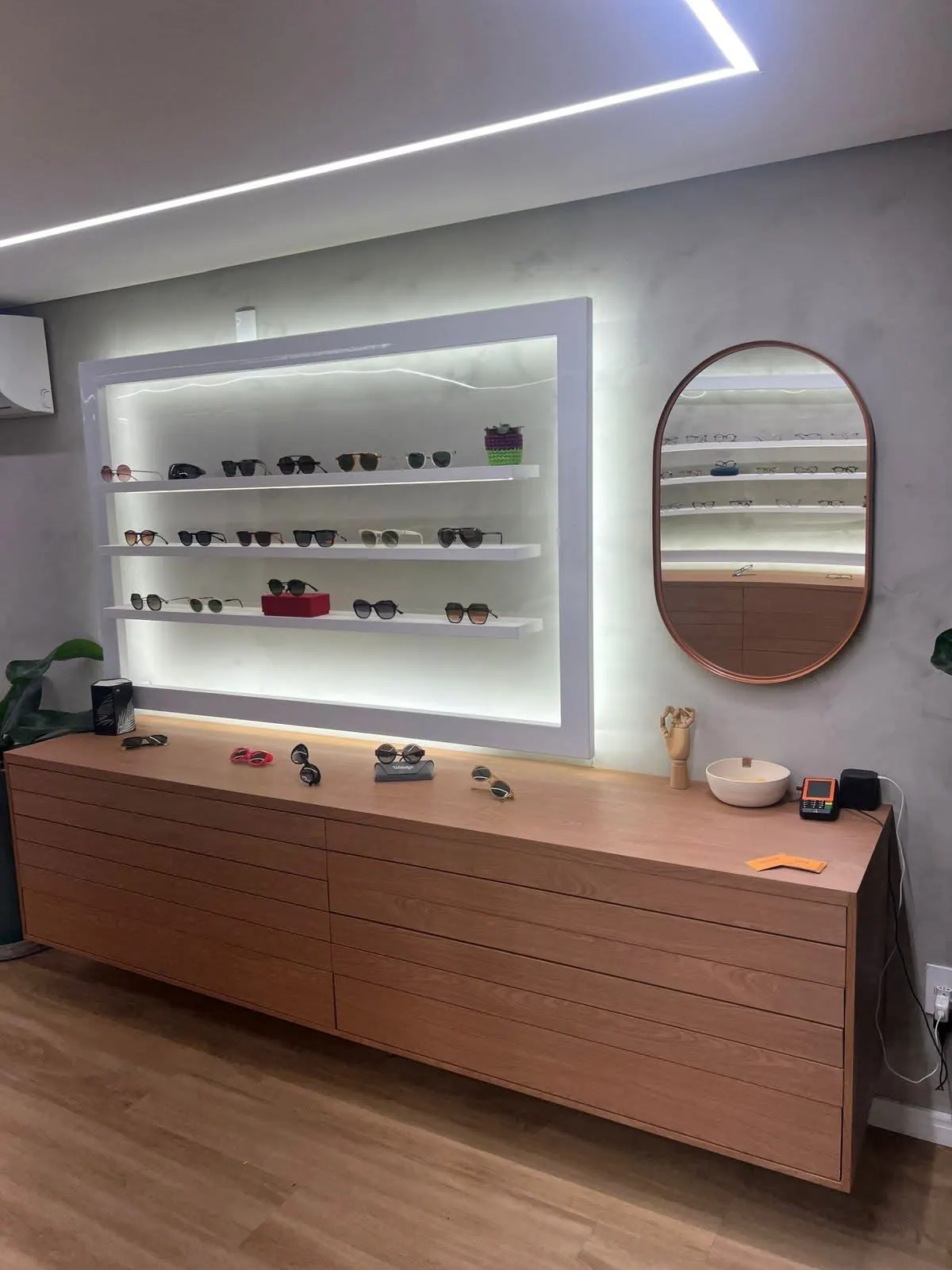 Fachada da Óptica Artesà com letras metálicas — foto 3