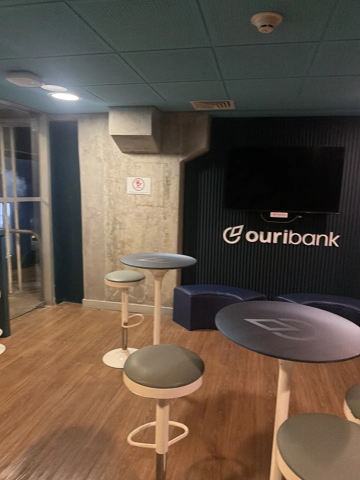 Camarote do Ouribank em estádio com painéis ripados e logotipo em relevo — foto 2