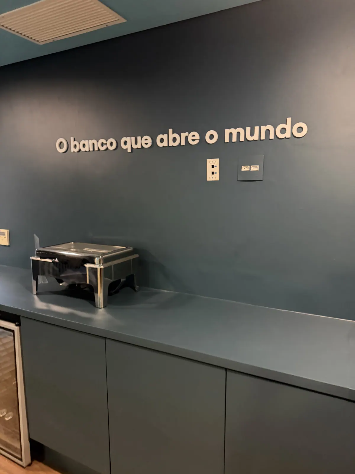Camarote do Ouribank em estádio com painéis ripados e logotipo em relevo — foto 3