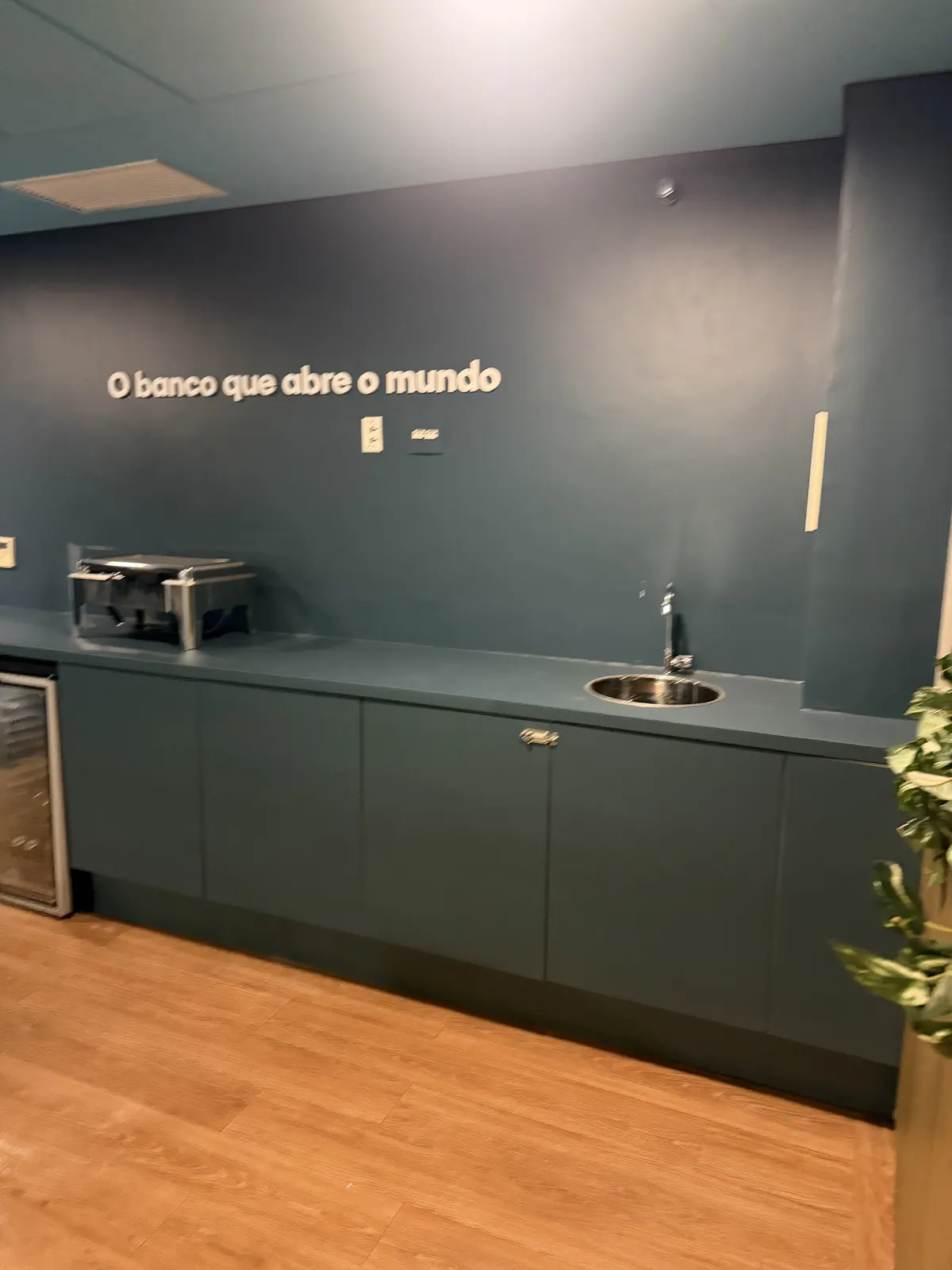 Camarote do Ouribank em estádio com painéis ripados e logotipo em relevo — foto 6