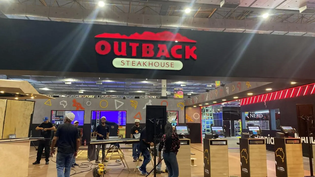 Letreiro em relevo da Outback Steakhouse