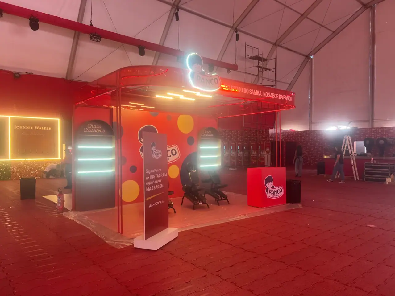 Túnel cenográfico da ativação Panco com neon e displays