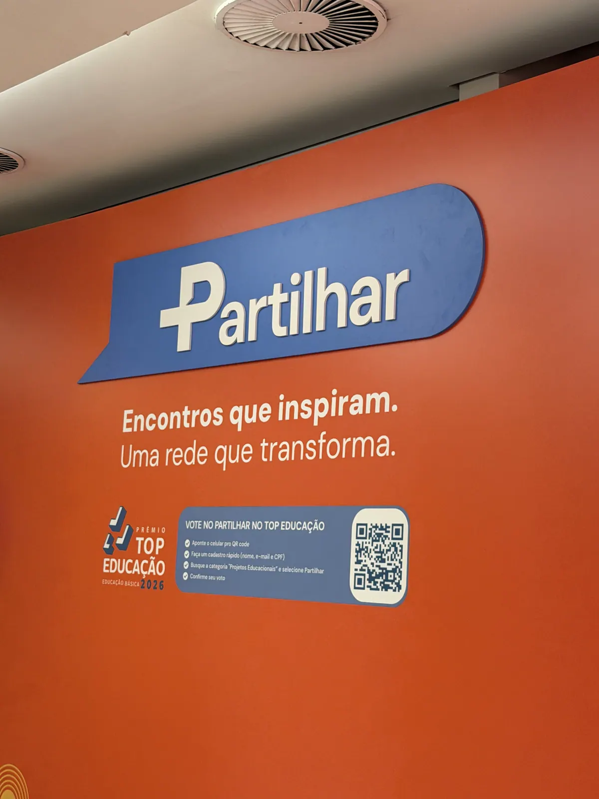 Painel da rede Partilhar com logo em relevo