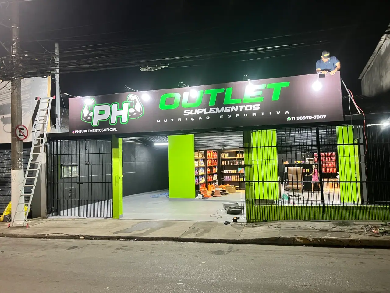 Fachada em ACM preto e verde da PH Outlet Suplementos