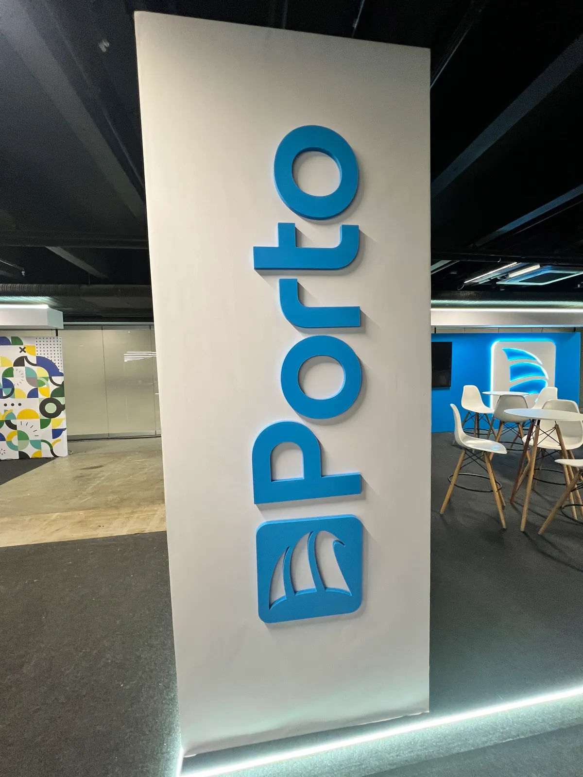 Peças da marca Porto com logo em relevo e backlight — foto 1