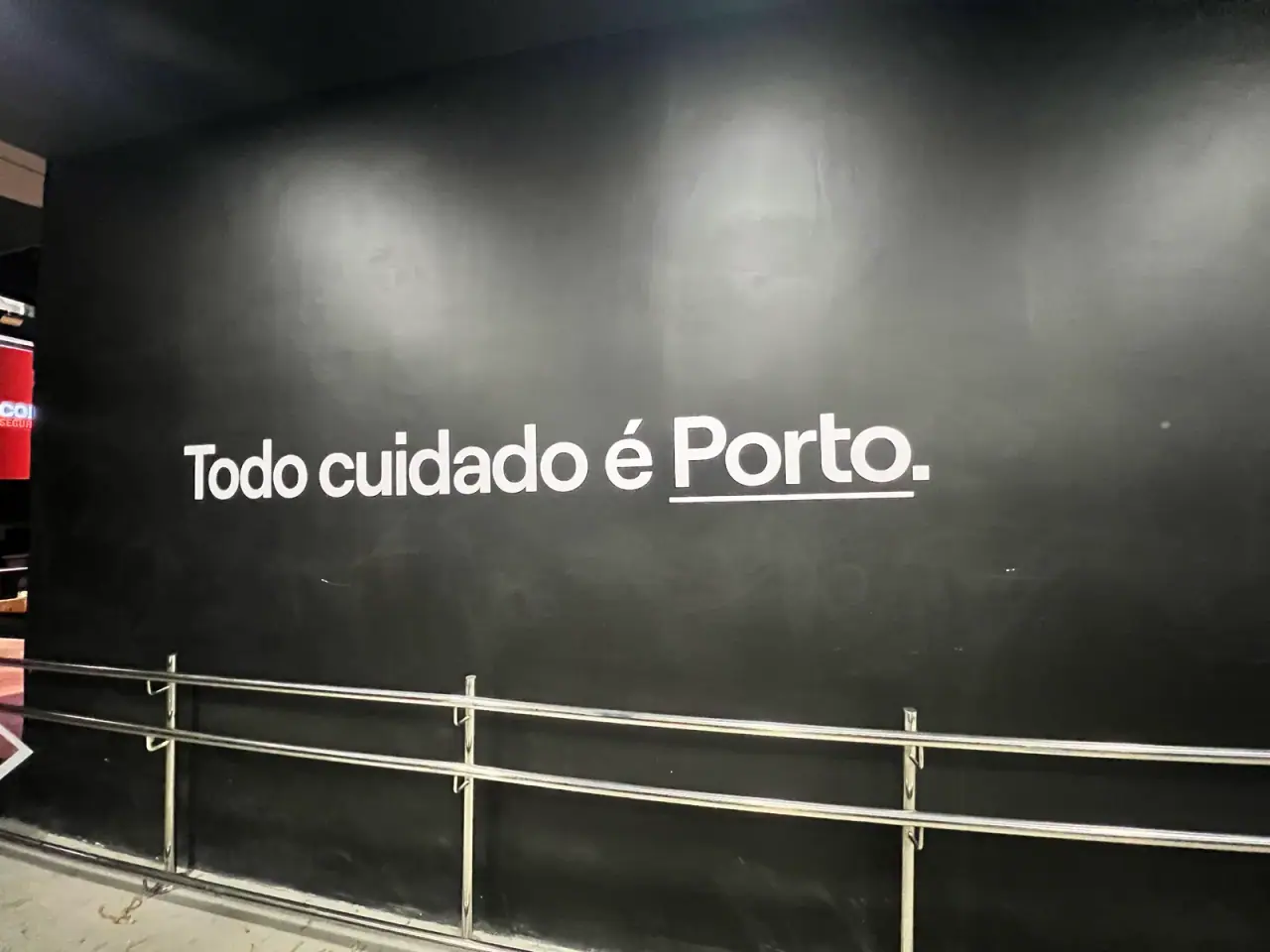 Peças da marca Porto com logo em relevo e backlight — foto 3