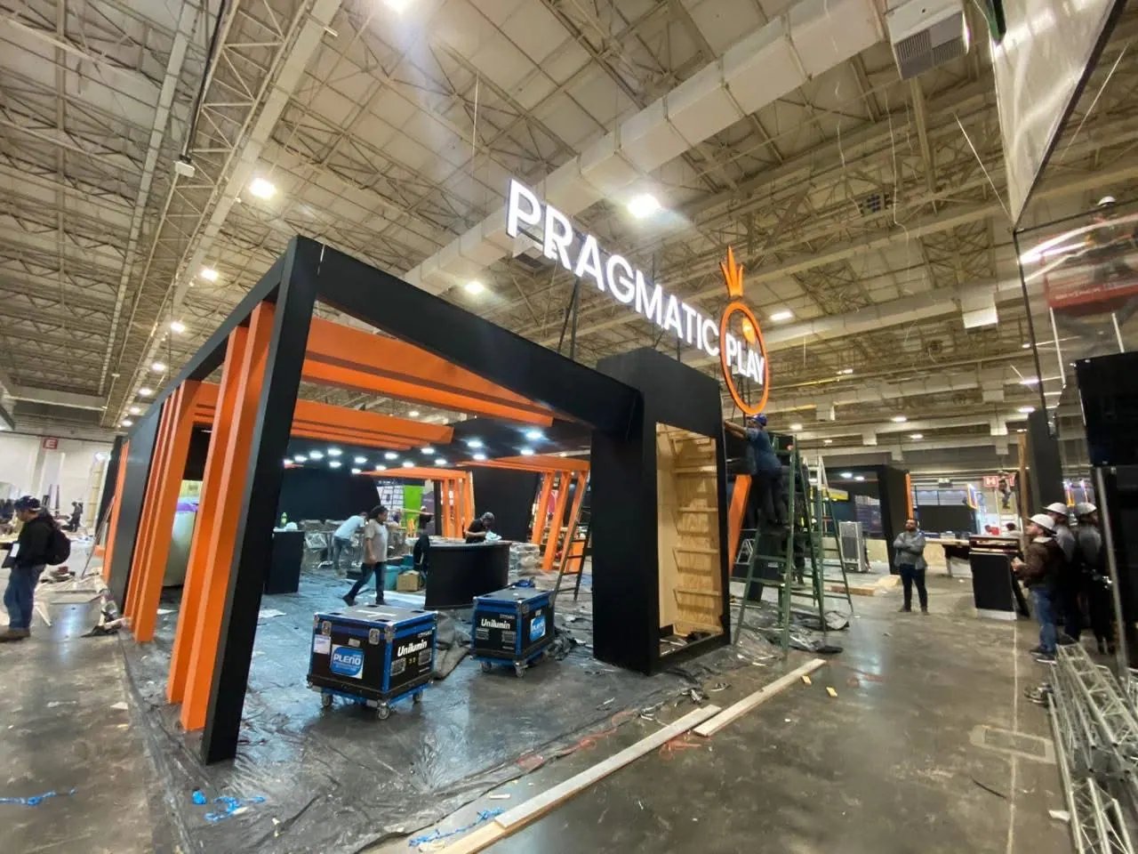 Montagem do stand da Pragmatic Play com estrutura laranja — foto 1