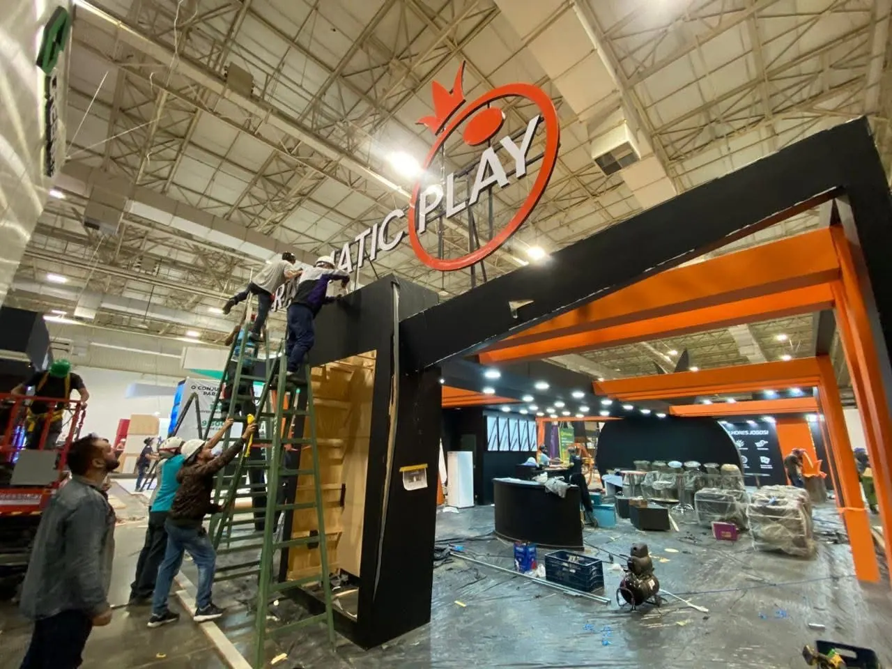 Montagem do stand da Pragmatic Play com estrutura laranja — foto 2