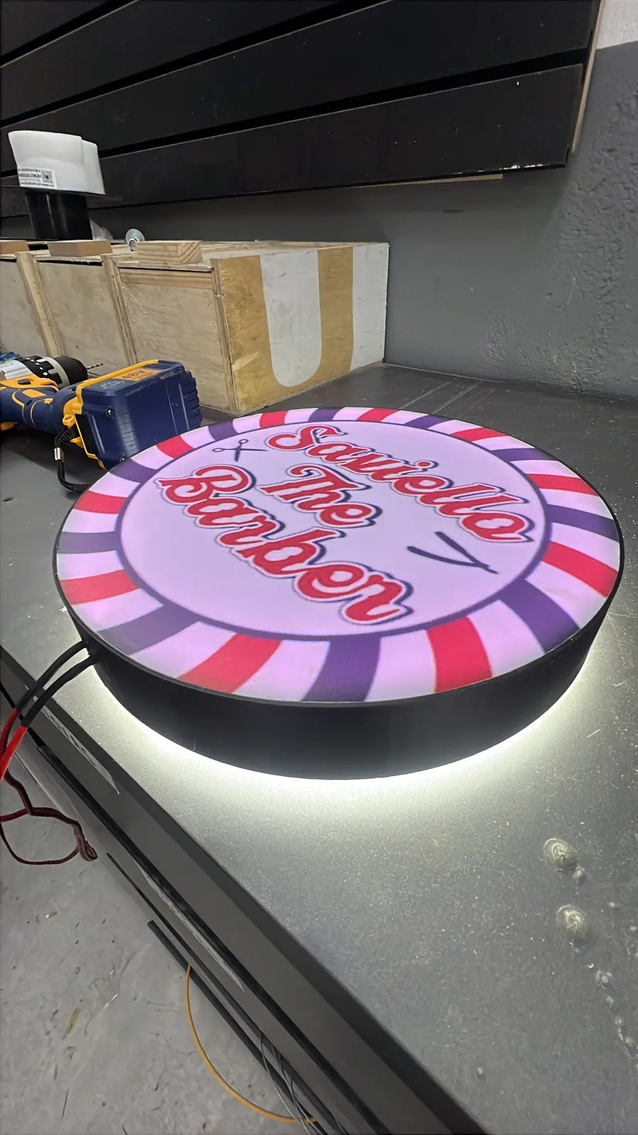 Luminoso circular da barbearia Saviella The Barber — foto 1