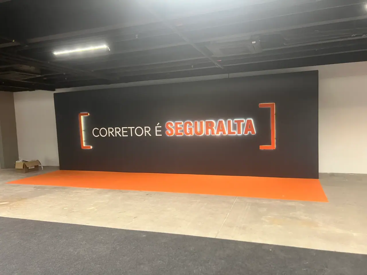 Painel de palco do evento Corretor é Seguralta