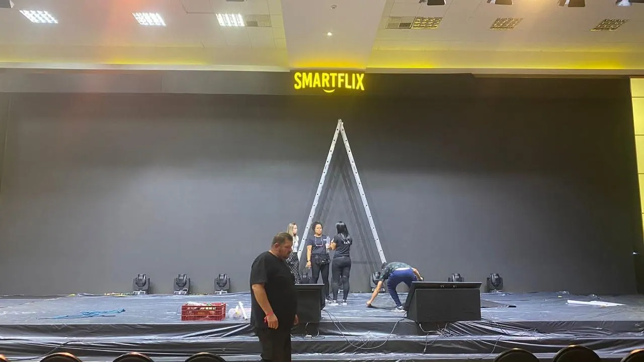 Montagem do cenário de palco da Smartflix