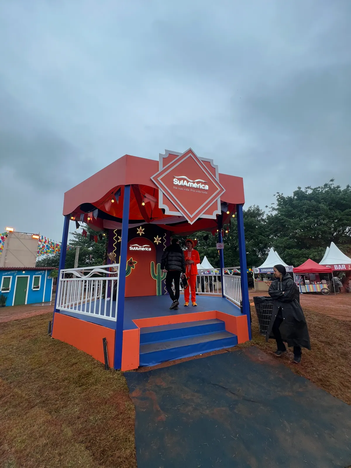 Quiosque cenográfico da SulAmérica com logo iluminado em festival — foto 1