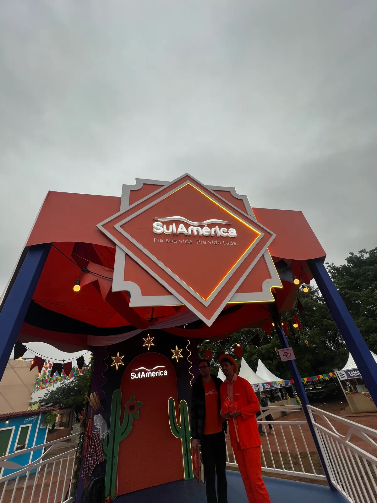Quiosque cenográfico da SulAmérica com logo iluminado em festival — foto 2