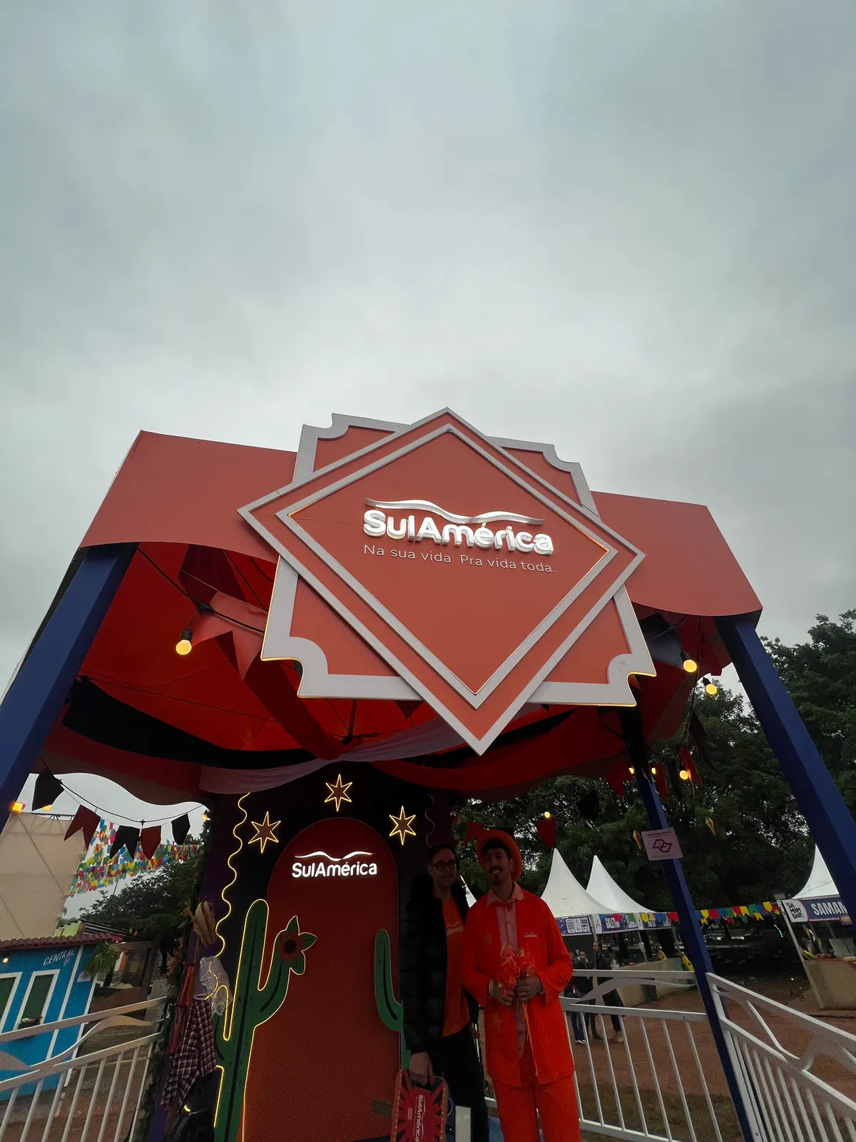 Quiosque cenográfico da SulAmérica com logo iluminado em festival — foto 3