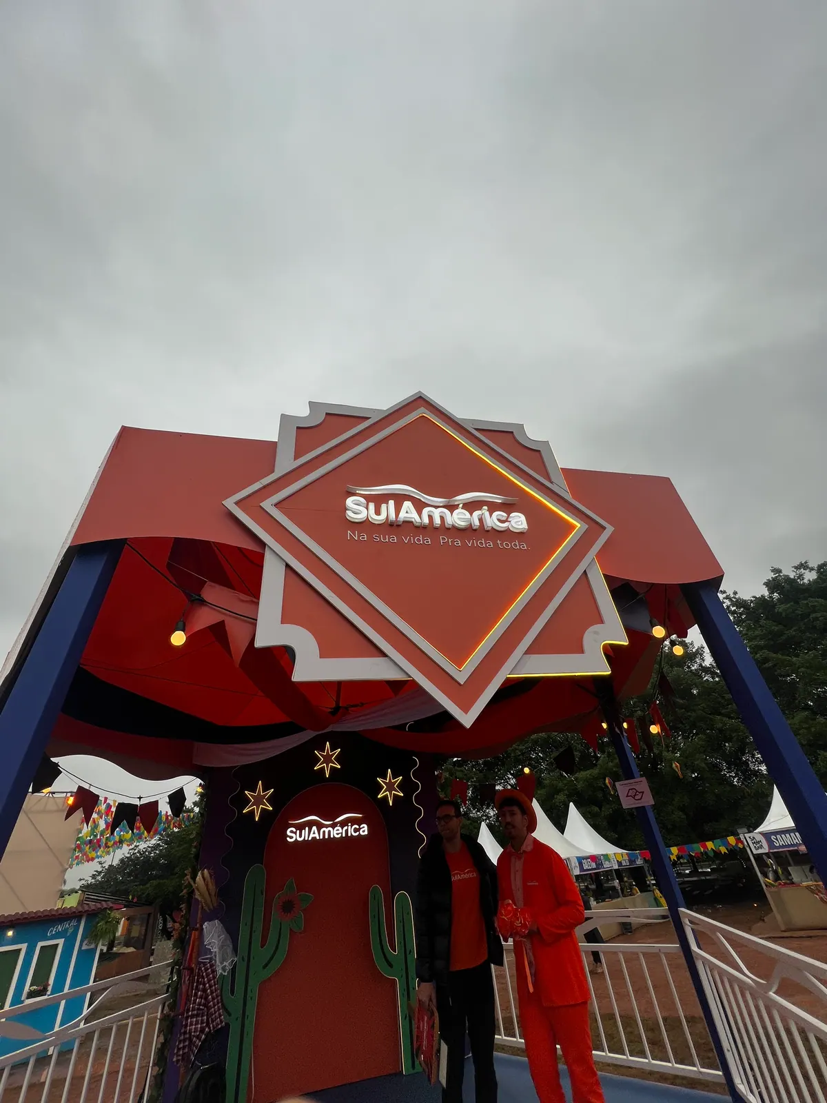 Quiosque cenográfico da SulAmérica com logo iluminado em festival — foto 4