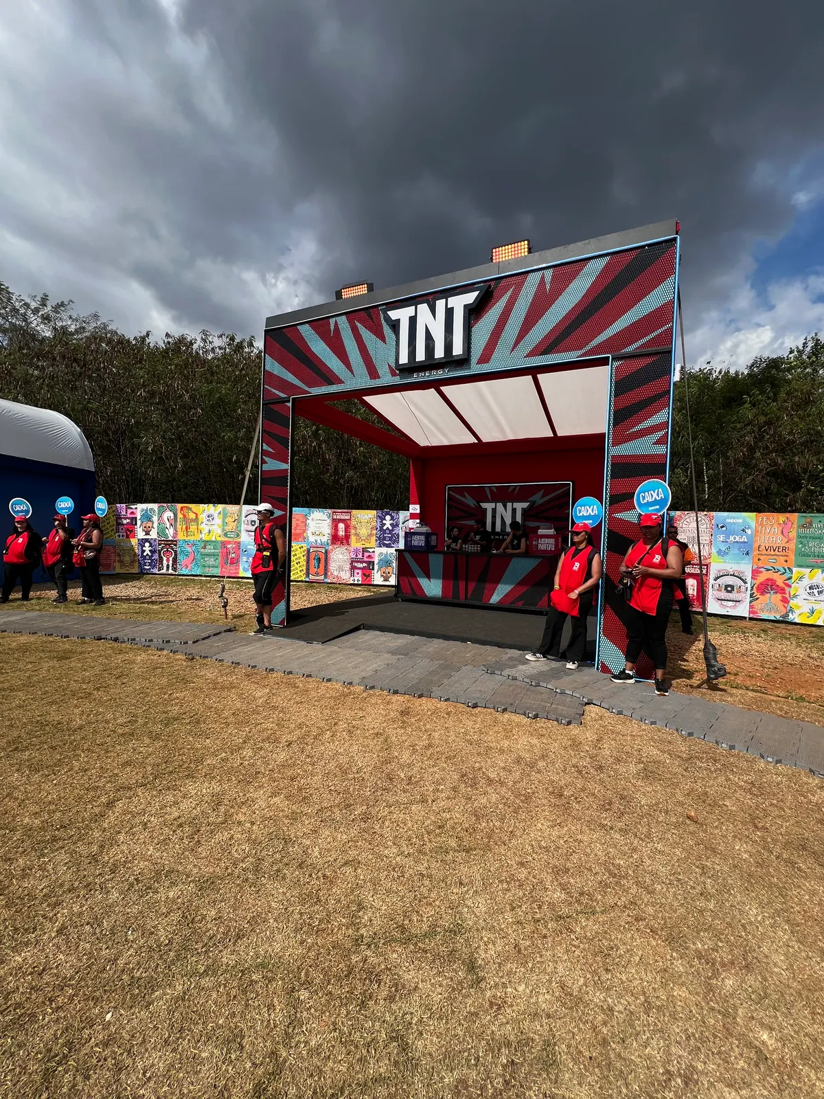 Estruturas de ativação da TNT em festival com portais de neon e bar cenográfico — foto 1