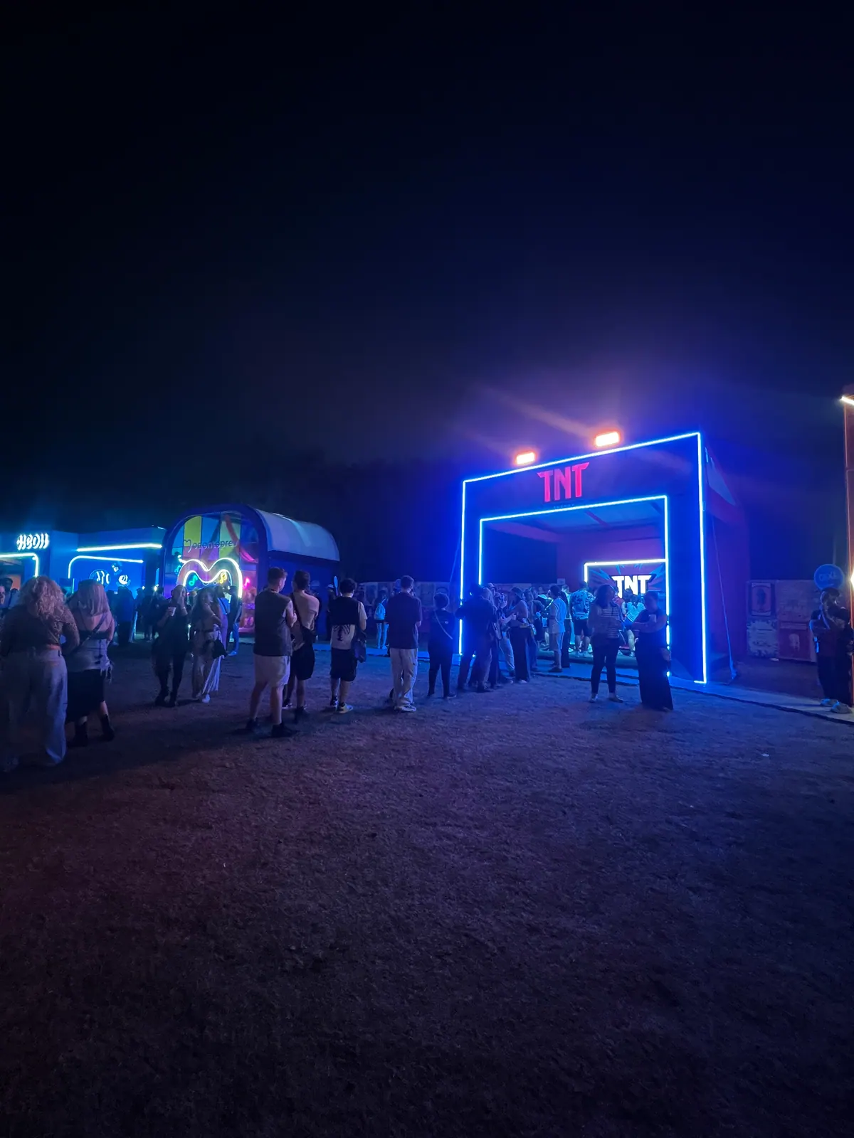 Estruturas de ativação da TNT em festival com portais de neon e bar cenográfico — foto 3