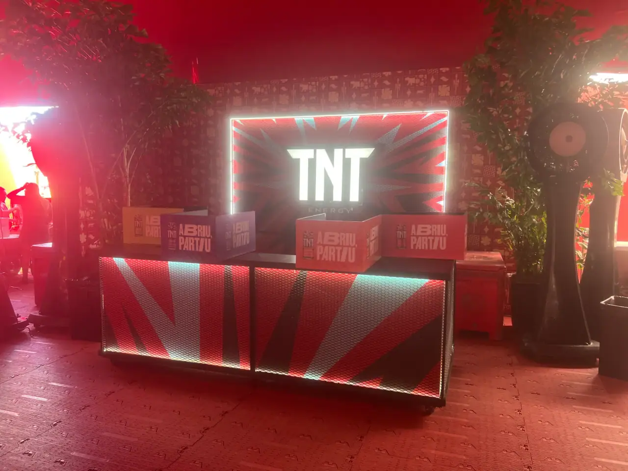Estruturas de ativação da TNT em festival com portais de neon e bar cenográfico — foto 5