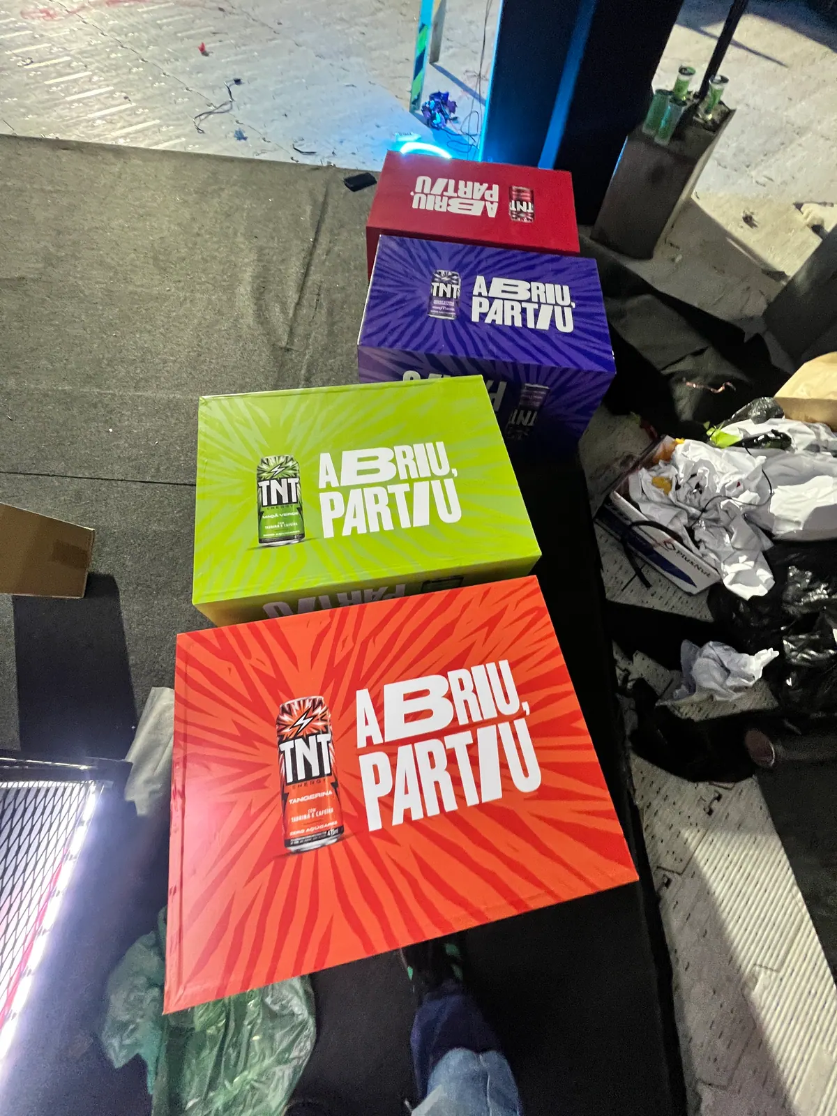 Estruturas de ativação da TNT em festival com portais de neon e bar cenográfico — foto 6