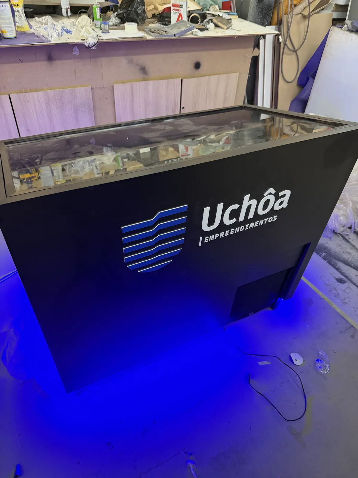 Mesa expositora com vitrine da Uchôa Empreendimentos — foto 1