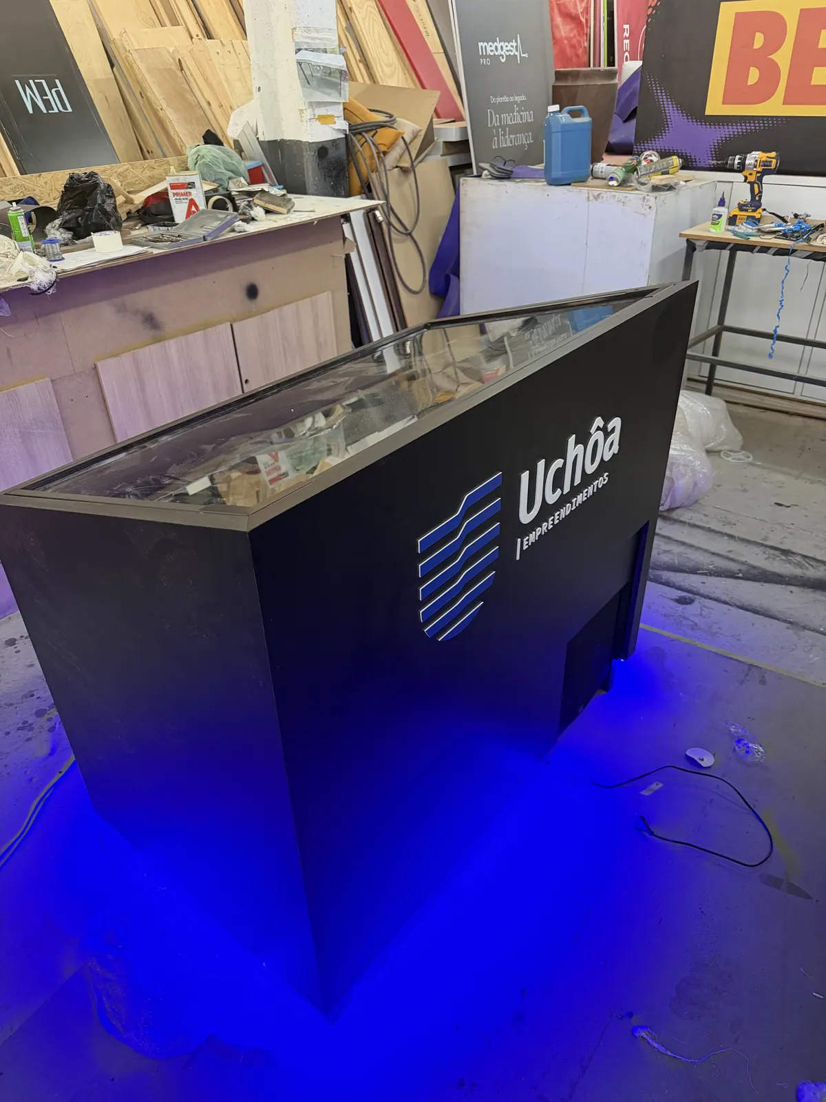 Mesa expositora com vitrine da Uchôa Empreendimentos — foto 2