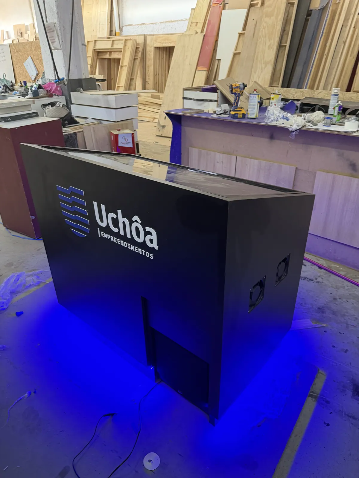 Mesa expositora com vitrine da Uchôa Empreendimentos — foto 3