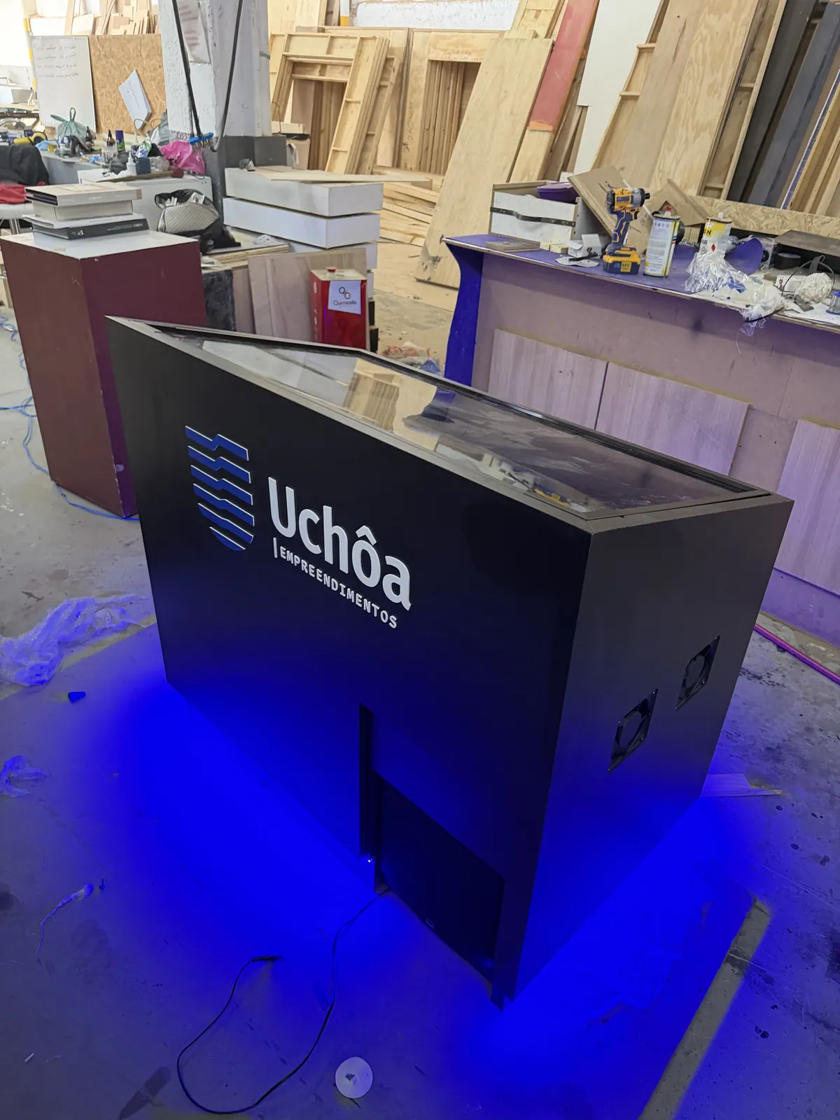 Mesa expositora com vitrine da Uchôa Empreendimentos — foto 4