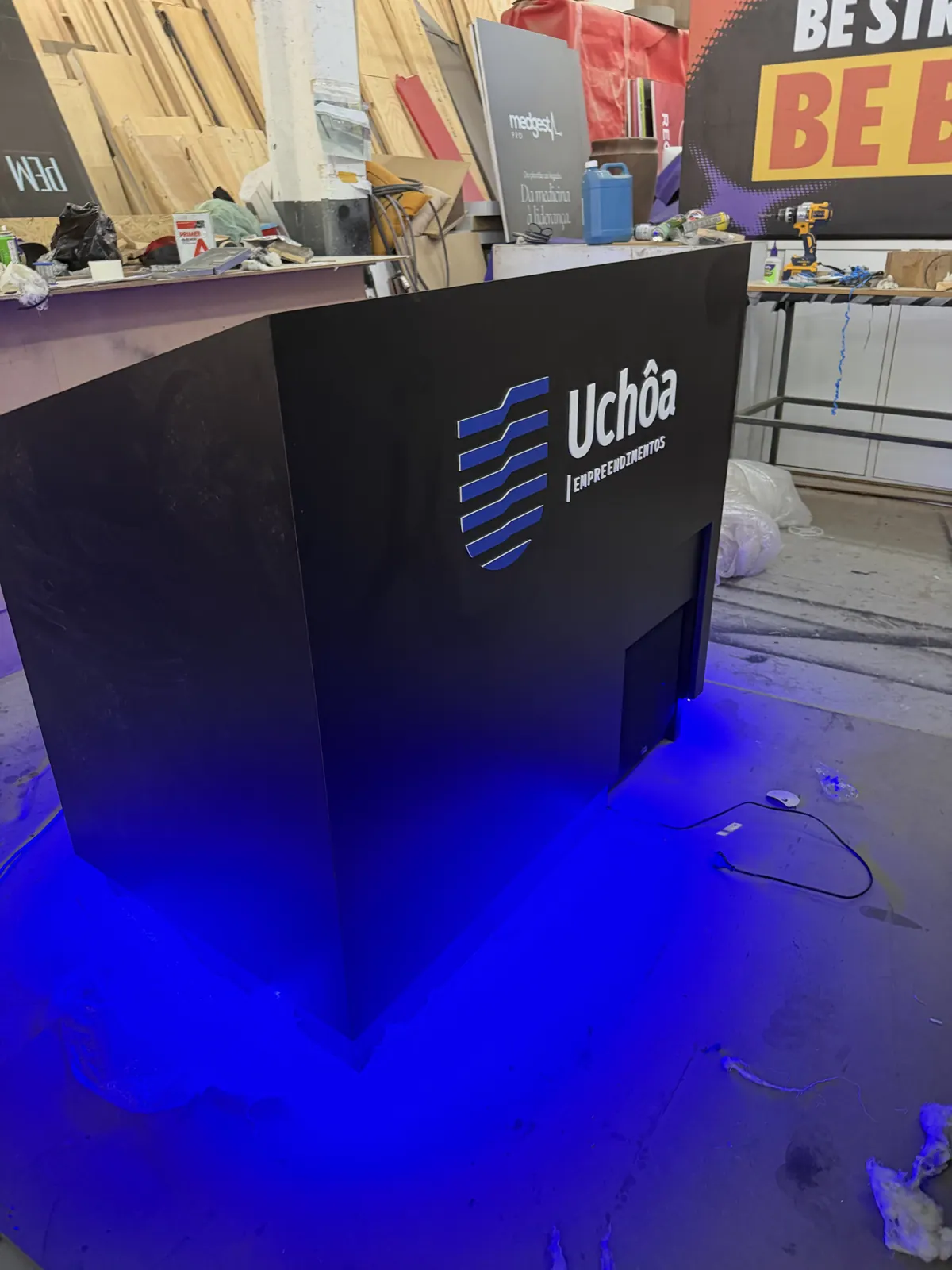 Mesa expositora com vitrine da Uchôa Empreendimentos — foto 5