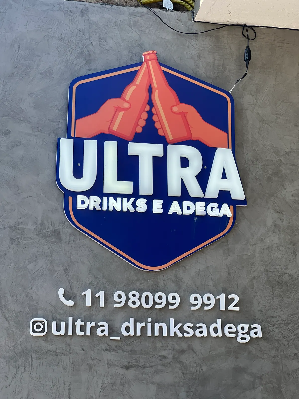 Luminoso em escudo da Ultra Drinks e Adega — foto 1