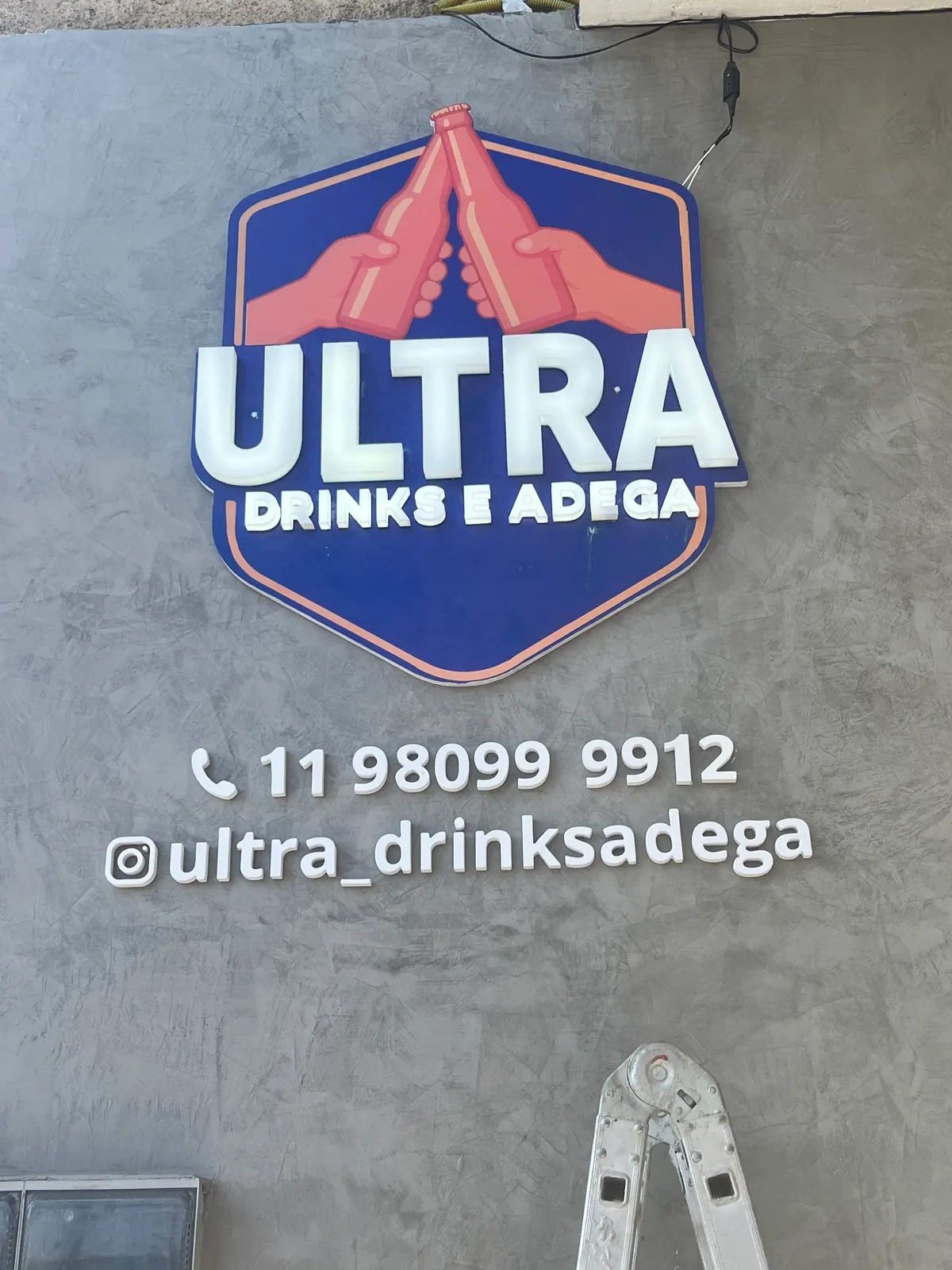Luminoso em escudo da Ultra Drinks e Adega — foto 2