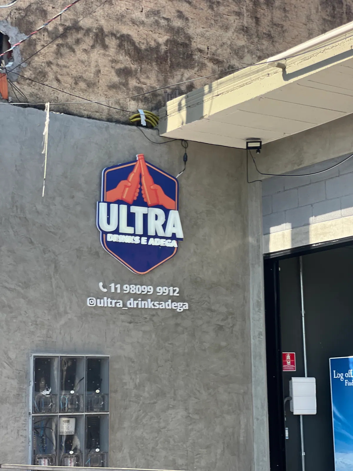 Luminoso em escudo da Ultra Drinks e Adega — foto 3