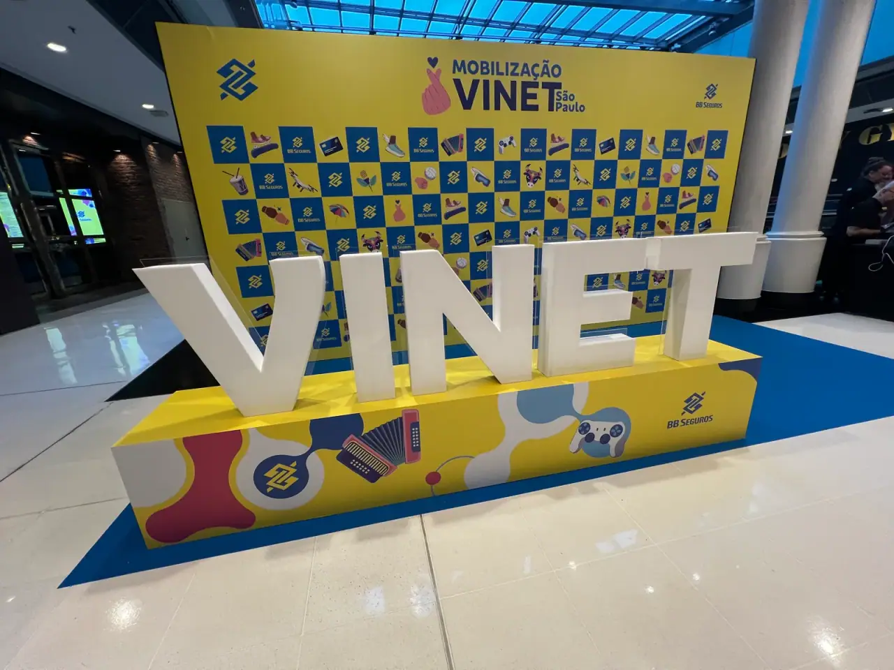Painel amarelo da mobilização Vinet com letras gigantes — foto 1