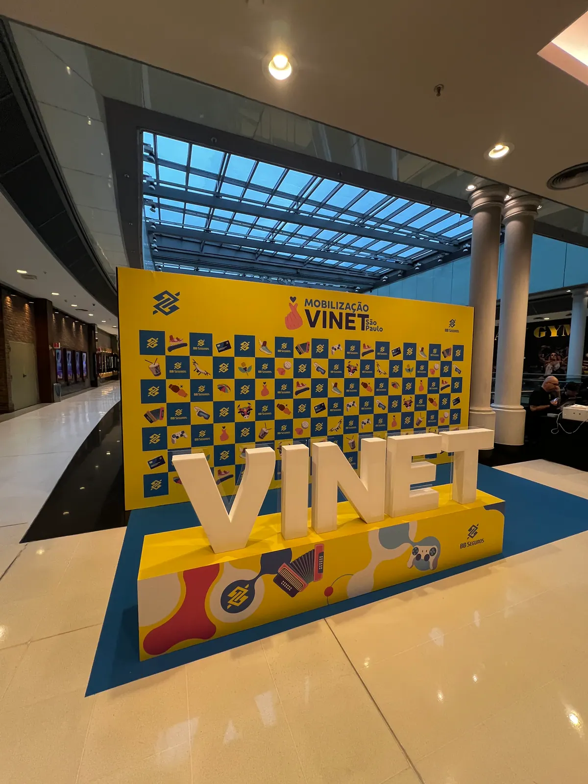 Painel amarelo da mobilização Vinet com letras gigantes — foto 2